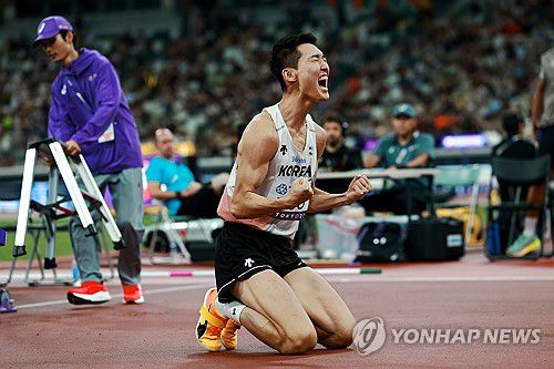 포효하는 우상혁(도쿄 EPA=연합뉴스) 우상혁이 16일 일본 도쿄에서 열린 2025 세계육상선수권 남자 높이뛰기 결선에서 2위에 오른 뒤, 포효하고 있다.