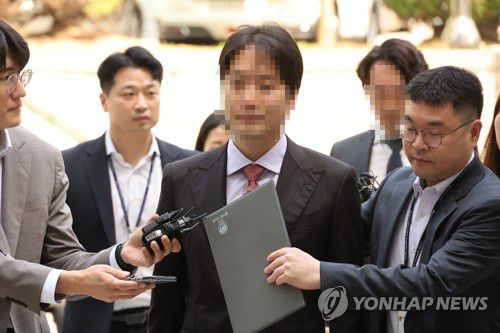 '200억 사기대출' 혐의 현역의원 아들 영장실질심사(서울=연합뉴스) 최재구 기자 = '200억대 사기대출'과 관련한 혐의를 받는 광덕안정 대표와 재무담당 이사가 15일 서울 서초구 서울중앙지방법원에서 열린 영장실질심사에 출석하고 있다.  2023.5.15 jjaeck9@yna.co.kr