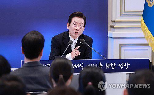 답변하는 이재명 대통령(서울=연합뉴스) 김도훈 기자 = 이재명 대통령이 지난 11일 청와대 영빈관에서 열린 취임 100일 기자회견 '회복을 위한 100일, 미래를 위한 성장'에서 취재진의 질문에 답변하고 있다. 2025.9.11 [대통령실통신사진기자단] superdoo82@yna.co.kr