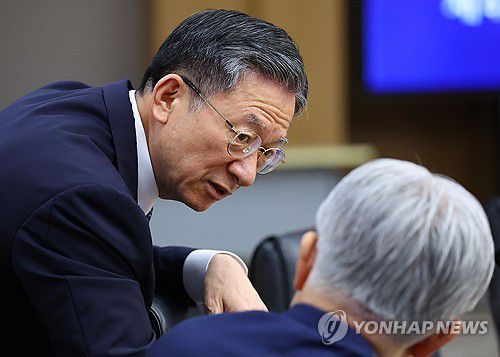 최동석 인사혁신처장과 이야기하는 정성호 법무부 장관(세종=연합뉴스) 김도훈 기자 = 정성호 법무부 장관(왼쪽)과 최동석 인사혁신처장이 16일 정부세종청사에서 열린 국무회의에서 이야기를 하고 있다. 2025.9.16 superdoo82@yna.co.kr