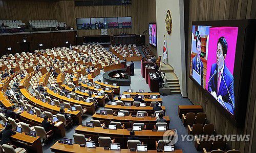 경제분야 대정부질문, 국민의힘 질문 받는 김민석 총리(서울=연합뉴스) 류영석 기자 = 김민석 국무총리가 17일 경제분야 대정부 질문이 열린 국회 본회의장에서 국민의힘 김상훈 의원의 질의에 답변하고 있다. 2025.9.17 ondol@yna.co.kr