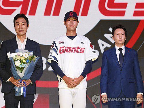 1라운드 4순위 동산고 신동건(서울=연합뉴스) 서명곤 기자 = 17일 서울 송파구 롯데호텔 월드에서 열린 2026 KBO 신인 드래프트에서 롯데 자이언츠에 1라운드 4순위 지명을 받은 동산고 신동건이 포즈를 취하고 있다. 2025.9.17 seephoto@yna.co.kr