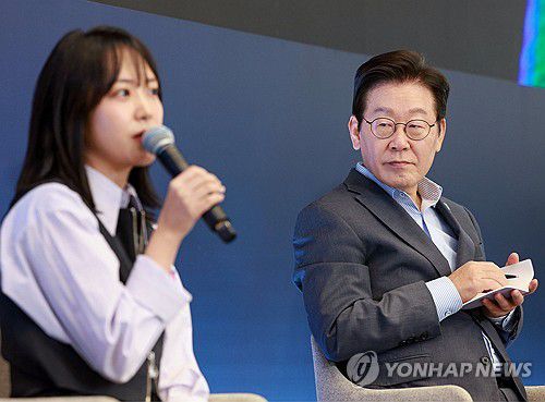 청년 기업인 발언 경청하는 이재명 대통령(성남=연합뉴스) 김도훈 기자 = 이재명 대통령이 17일 경기도 성남시 스타트업 스퀘어에서 열린 청년 스타트업 상상콘서트에서 참석자 발언을 메모하며 경청하고 있다. 2025.9.17 [대통령실통신사진기자단] superdoo82@yna.co.kr