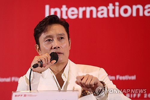 인사말하는 이병헌(부산=연합뉴스) 강민지 기자 = 배우 이병헌이 17일 부산 해운대구 영화의전당 중극장에서 열린 제30회 부산국제영화제(BIFF) 개막작 '어쩔수가없다' 기자회견에서 인사말을 하고 있다. 2025.9.17 mjkang@yna.co.kr