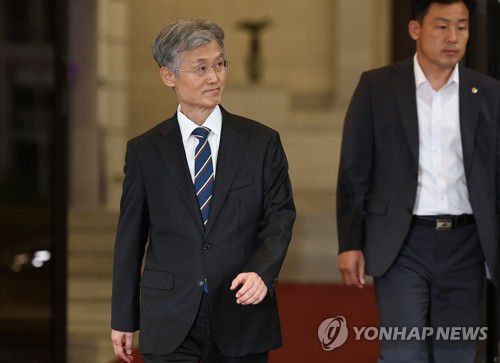 조희대 대법원장 퇴근(서울=연합뉴스) 김성민 기자 = 조희대 대법원장이 17일 서울 서초구 대법원에서 퇴근하기 위해 이동하고 있다. 2025.9.17 ksm7976@yna.co.kr