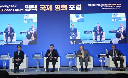 평택 국제평화포럼에 참석한 정장선(맨 왼쪽)과 3명의 전 주한미군 사령관[촬영 = 김광호 기자]