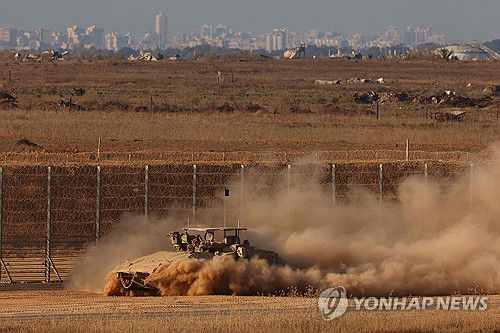 가자지구 경계지역에서 이동하는 이스라엘군[AFP=연합뉴스 자료사진]