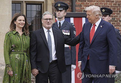 18일(현지시간) 스타머 총리가 부인 빅토리아와 함께 트럼프 대통령 환영하는 모습[AP 연합뉴스. 재판매 및 DB 금지]