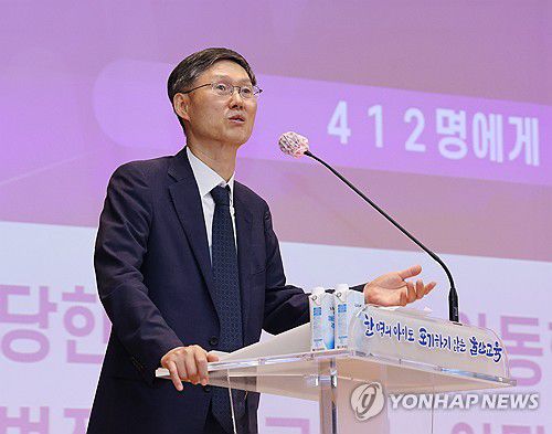 문형배 전 헌법재판소장 권한대행 특강(울산=연합뉴스) 김용태 기자 = 문형배 전 헌법재판소장 권한대행이 25일 울산시교육청 대강당에서 교직원 헌법 특강을 하고 있다. 2025.6.25 yongtae@yna.co.kr