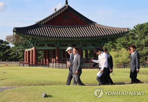 동궁과 월지 둘러보는 김민석 총리(경주=연합뉴스) 이정훈 기자 = 김민석 국무총리가 29일 경북 경주시 동궁과 월지를 찾아 APEC 참가자 관광 프로그램 준비 현황을 보고 받은 뒤 현장을 둘러보고 있다. 2025.8.29 uwg806@yna.co.kr