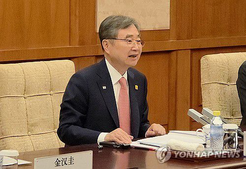 왕이 외교부장과 회담하는 조현 외교부장관(베이징=연합뉴스) 정성조 특파원 = 17일 오후 중국 베이징 댜오위타이국빈관에서 조현 외교부 장관이 왕이 중국 외교부장과 회담을 하고 있다. 2025.9.17 [베이징특파원 공동취재] xing@yna.co.kr