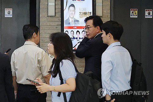 압수수색 막기 위해 당사 들어가는 송언석 원내대표(서울=연합뉴스) 류영석 기자 = 김건희 여사의 의혹들을 수사하는 민중기 특별검사팀이 '통일교 집단 입당' 의혹과 관련해 국민의힘 당사 압수수색에 나선 18일 국민의힘 송언석 원내대표가 압수수색을 막기 위해 서울 여의도 당사로 들어가고 있다. 2025.9.18 ondol@yna.co.kr