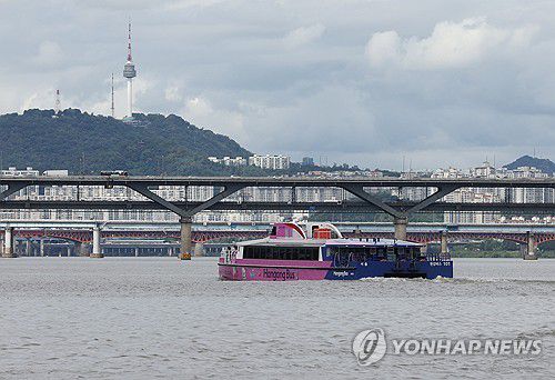 한강버스 정식운항 시작(서울=연합뉴스) 서명곤 기자 = 정식 운항을 시작한 한강버스가 18일 서울 송파구 잠실 선착장을 출발해 뚝섬 선착장으로 향하고 있다.  한강버스는 총 8척의 선박이 마곡-망원-여의도-옥수-압구정-뚝섬-잠실 7개 선착장, 28.9㎞를 오간다. 2025.9.18 seephoto@yna.co.kr