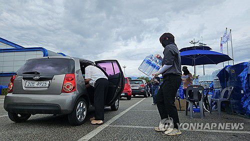 물 받아 가세요(강릉=연합뉴스) 류호준 기자 = 18일 강원 강릉시 노암동 강남축구공원 강릉국민체육센터 주차장에서 시민들이 생수를 받아 가고 있다.     극심한 가뭄을 겪고 있는 강릉시는 이날부터 전 시민 대상 생수 2차 배부를 시작했다. 2025.9.18 ryu@yna.co.kr