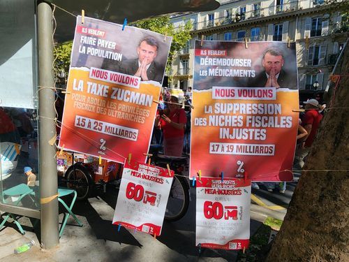 마크롱 대통령 예산 정책 비판(파리=연합뉴스) 송진원 특파원 = 18일(현지시간) 프랑스 파리에서 열린 대규모 반정부 시위에 내걸린 에마뉘엘 마크롱 대통령 비판 전단. 2025.09.18 san@yna.co.kr (끝)