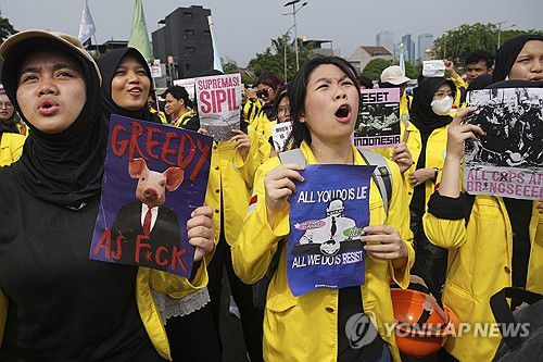 인도네시아 반부패 시위지난 9일(현지시간) 인도네시아 수도 자카르타에서 반부패 시위를 벌이는 시위대의 모습. 2025.09.19 [AP 연합뉴스 자료사진. 재판매 및 DB 금지]