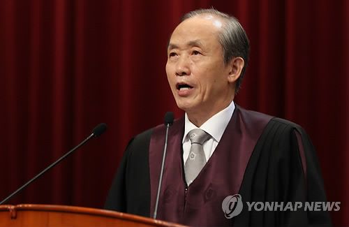 대법원장 퇴임인사(서울=연합뉴스) 한상균 기자 = 이용훈 대법원장의 퇴임식이 23일 오전 서초동 대법원 청사에서 열렸다.. 대법관 퇴임 후 변호사를 하다가 대법원장으로 돌아왔던 이 원장은 이번엔 변호사 개업을 하지 않을 것으로 알려졌다. 2011.9.23 xyz@yna.co.kr