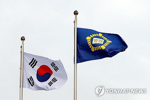 펄럭이는 법원기(서울=연합뉴스) 신현우 기자 = 16일 서울 서초구 대법원에서 법원기가 바람에 펄럭이고 있다.     대법원은 지난 주말부터 이어진 더불어민주당 강경파 의원들의 조희대 대법원장 사퇴 요구 속에도 특별한 입장을 보이지 않고 있다. 2025.9.16 nowwego@yna.co.kr
