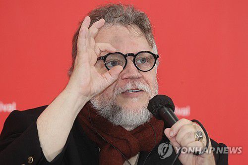 부산국제영화제 '프랑켄슈타인' 기자회견(부산=연합뉴스) 류효림 기자 = 기예르모 델 토로 감독이 19일 부산 해운대구 우동 영화의전당에서 열린 제30회 부산국제영화제 '프랑켄슈타인' 기자회견에서 인사말을 하고 있다. 2025.9.19 ryousanta@yna.co.kr