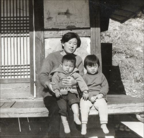 4살 때 고창 집에서 엄마 품에 안긴 류동익. 오른쪽은 누나[본인 제공]