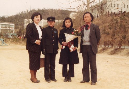 누나 중학교 졸업 때, 중학교 1년생 유동익과  부모님 [본인 제공]