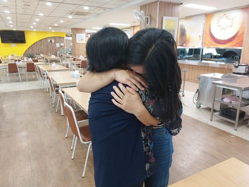 첫 상봉에서 부둥켜안고 우는 입양인과 어머니[류동익 박사 제공]