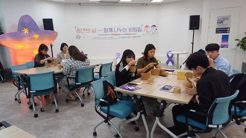 10·29이태원참사유가족협의회가 20일 연 '청년의 날 함께 나누는 비빔밥' 행사 모습. [10·29이태원참사유가족협의회 제공]