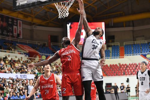 현대모비스 레이션 해먼즈, KCC 숀 롱의 경합[KBL 제공. 재판매 및 DB 금지]