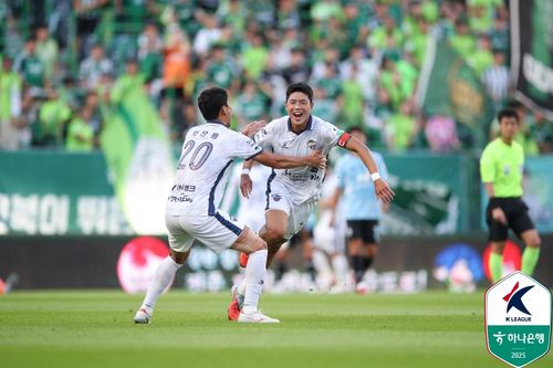 전북을 상대로 선제골을 터트린 뒤 기뻐하는 김천 김승섭(오른쪽).[한국프로축구연맹 제공. 재판매 및 DB 금지]