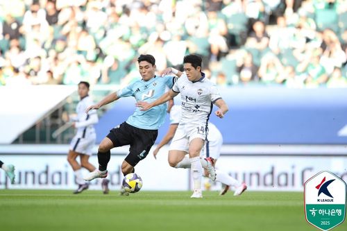 전북 박진섭(왼쪽)과 김천 이동경의 경합 장면.[한국프로축구연맹 제공. 재판매 및 DB 금지]