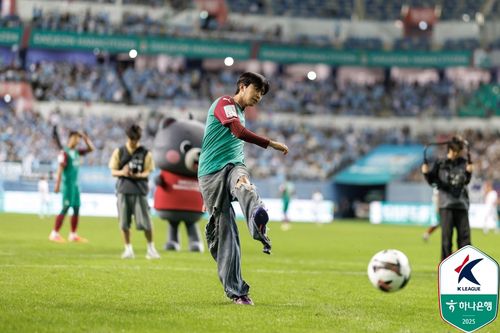 대전 경기 시축하는 임영웅[한국프로축구연맹 제공. 재판매 및 DB 금지]