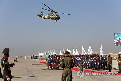 2024년 바그람 기지서 아프간 장악 3주년 기념행사하는 탈레반 정권[EPA=연합뉴스 자료사진. 재판매 및 DB 금지]