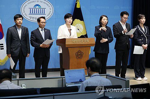 이재명 테러 사건 수사 촉구(서울=연합뉴스) 김주성 기자 = 더불어민주당 정치테러대책위원회의 전현희 위원장이 13일 서울 여의도 국회 소통관에서 이재명 대통령의 당대표 시절 발생했던 테러사건에 대한 축소·왜곡 시도를 규탄하고 수사를 촉구하고 있다.      왼쪽부터 이성윤·박선원·전현희·김동아 의원. 이지은 마포갑 지역위원장. 2025.8.13 utzza@yna.co.kr