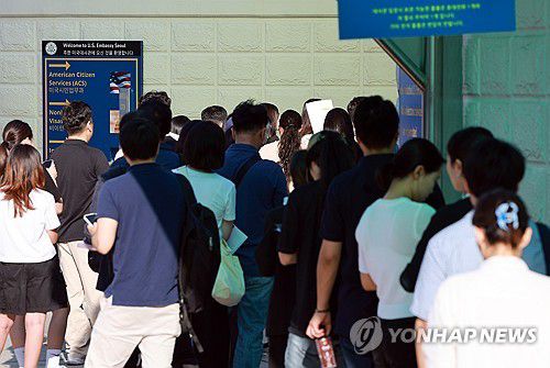 미국 비자 발급받으려는 시민들(서울=연합뉴스) 신현우 기자 = 15일 서울 종로구 주한미국대사관에서 미국 비자를 발급받으려는 시민들이 줄을 서고 있다.     전날 외교부는 박윤주 외교부 1차관이 크리스토퍼 랜도 미 국무부 부장관을 만나 미 조지아주 한국인 근로자 구금 사태 해결, 비자 제도 개선 협력 등에 관해 협의했다고 밝혔다. 2025.9.15 nowwego@yna.co.kr