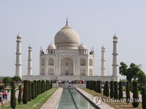인도 타지마할무굴제국 황제 샤자한이 숨진 아내를 위해 만든 무덤. 무굴제국의 당시 국력을 보여주는 상징이다. [연합뉴스 자료사진]
