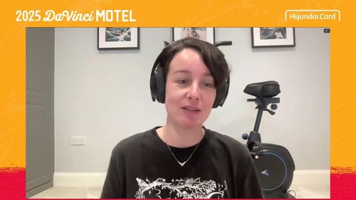 데버라 스미스 화상 강연데버라 스미스가 20일 오후 '2025 현대카드 다빈치모텔' 행사에서 '한국 문학을 세계로 이끈 번역의 힘'을 주제로 화상 강연하는 모습. [현대카드 유튜브채널 캡처. 재판매 및 DB 금지]