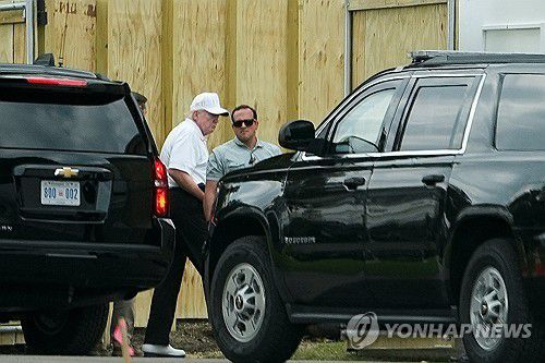 트럼프 대통령(로이터=연합뉴스) 도널드 트럼프 미국 대통령이 20일(현지시간) 백악관 연회장 건설 현장을 점검하기 위해 이동하던 차에서 내리고 있다. 트럼프 대통령은 이날 주말을 맞아 버지니아주 스털링의 골프클럽도 찾았다. 2025.9.25