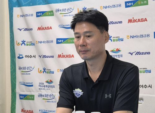 인터뷰하는 강성형 현대건설 감독(여수=연합뉴스) 김경윤 기자 = 강성형 현대건설 감독이 21일 전남 여수 진남체육관에서 열리는 2025 여수·NH농협컵 프로배구대회 흥국생명과 개막전을 앞두고 인터뷰하고 있다. 2025.9.21. cycle@yna.co.kr