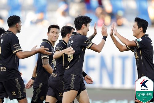 강원의 자책골로 앞서가자 기쁨을 나누는 수원FC 선수들.[한국프로축구연맹 제공. 재판매 및 DB 금지]