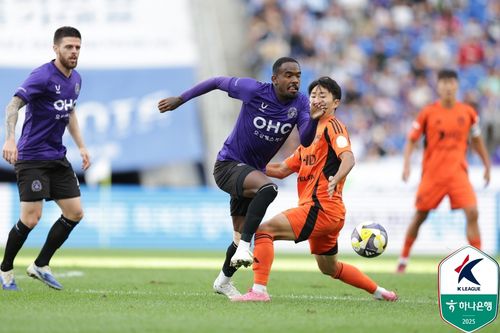 울산-안양전에서 공을 다투는 선수들.[한국프로축구연맹 제공. 재판매 및 DB 금지]