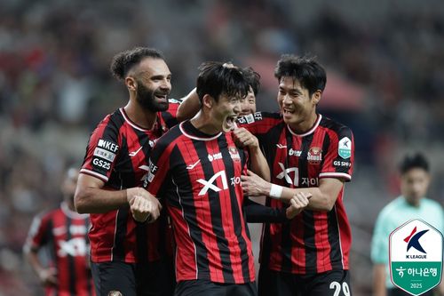 시즌 첫 공격 포인트 작성하고 축하받는 이승모[한국프로축구연맹 제공. 재판매 및 DB 금지]