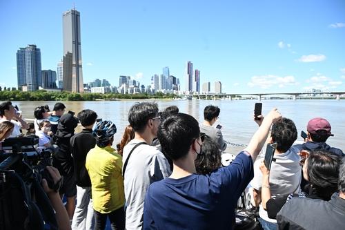 한강버스에 탑승해 시내 풍경을 바라보는 시민들 [서울시 제공. 재판매 및 DB 금지]