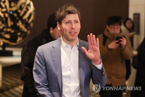 손 인사하는 샘 올트먼 오픈AI CEO(서울=연합뉴스) 황광모 기자 = 샘 올트먼 최고경영자(CEO)가 4일 오전 중구 더 플라자 호텔에서 열린 카카오 미디어데이에 참석하기 전 취재진과의 인터뷰를 갖고 손 인사를 하고 있다. 2025.2.4 hkmpooh@yna.co.kr