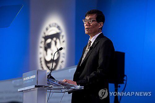 이창용 총재, 국제통화기금 본부 방문(서울=연합뉴스) 이창용 한국은행 총재가 18일(현지시간) 미국 워싱턴 DC 국제통화기금(IMF) 본부에서 한국은행 통화정책에 대해 강연하고 있다. 2025.9.19 [한국은행 제공. 재판매 및 DB 금지] photo@yna.co.kr