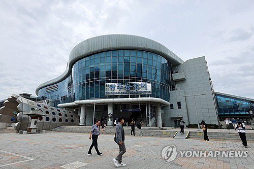 광주송정역 광장 5·18 사적지 지정(광주=연합뉴스) 조남수 기자 = 19일 5·18 민주화운동 사적지로 지정된 광주송정역 앞에서 시민들이 오가고 있다. 광주송정역 광장은 1980년 5월 22일 시민들이 계엄군 무력 진압에 맞서 민주주의를 향한 열망으로 시위군중이 모였던 장소다. 2025.9.19 iso64@yna.co.kr