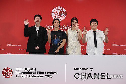 부산국제영화제, 경쟁부문 영화 '충충충' 기자회견(부산=연합뉴스) 류효림 기자 = 한창록 감독(왼쪽부터), 배우 주민형, 백지혜, 신준항이 21일 부산 해운대구 우동 영화의전당에서 열린 제30회 부산국제영화제 경쟁부문 '충충충' 기자회견에서 포즈를 취하고 있다. 2025.9.21 ryousanta@yna.co.kr