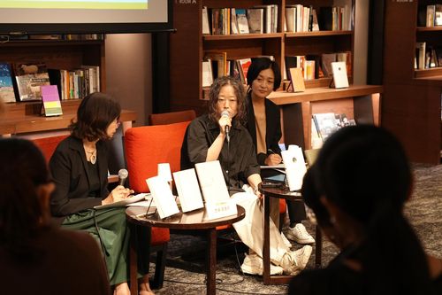 황정은 작가 북토크소설가 황정은(가운데)이 이달 20일 서점 츠타야 오사카 우메다점에서 열린 북토크에서 발언하는 모습. [주오사카한국문화원 제공. 재판매 및 DB 금지]