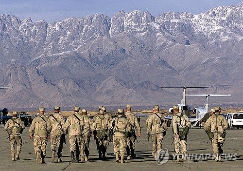 2002년 당시 아프간 바그람 공군기지 활주로[AFP 연합뉴스 자료사진. 재판매 및 DB 금지]