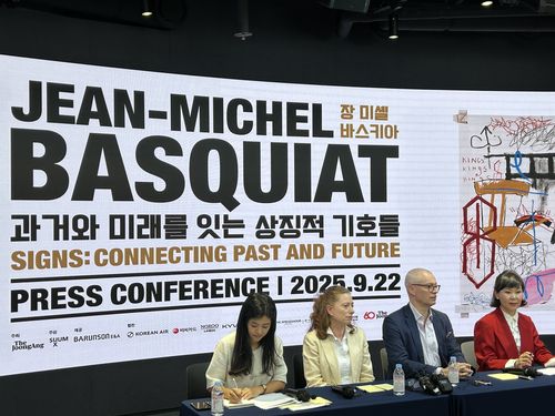 '장 미셸 바스키아' 전시 간담회     (서울=연합뉴스) 김예나 기자 = 22일 서울 동대문디자인플라자(DDP)에서 '장 미셸 바스키아: 과거와 미래를 잇는 상징적 기호들' 전시 간담회가 열리고 있다. 왼쪽에서 두 번째부터 이번 전시를 공동 기획한 안나 카리나 호프바우어 박사, 디터 부흐하르트 박사, 이지윤 숨 프로젝트 대표. 2025.9.22     yes@yna.co.kr