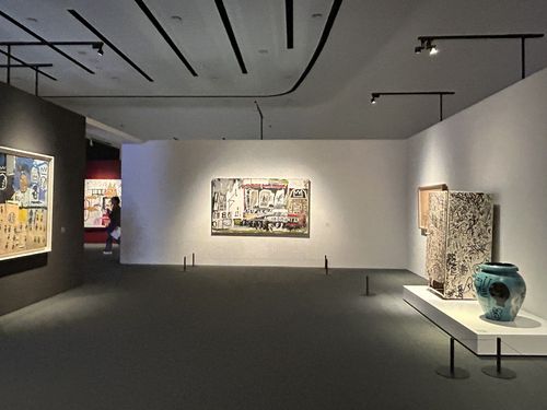 전시실 모습      (서울=연합뉴스) 김예나 기자 = 22일 서울 동대문디자인플라자(DDP)에서 공개된 '장 미셸 바스키아: 과거와 미래를 잇는 상징적 기호들' 전시실 모습. 이번 전시는 바스키아의 회화와 드로잉 70여 점과 노트 등 230여 점의 작품을 소개한다. 2025.9.22     yes@yna.co.kr